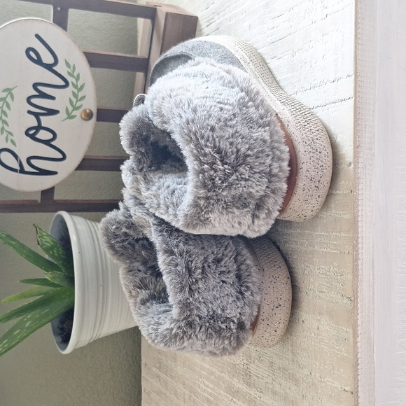 Fuzzy Bob's - Picture 2 of 3